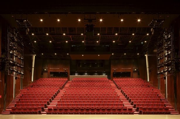 【写真を見る】新たなPARCO劇場は客席が舞台に近い！オープニング・シリーズでは意欲的な14作品がラインナップ