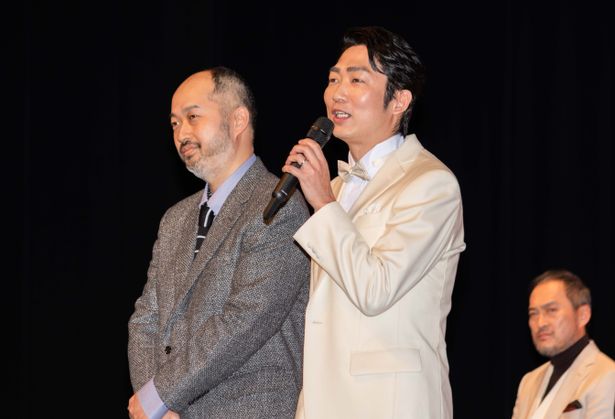 「佐渡島他吉の生涯」の演出を務める森新太郎と、出演の石田明(NON STYLE)