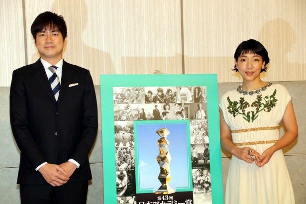 第43回日本アカデミー賞授賞式の司会を務める羽鳥慎一と安藤サクラ