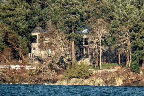 現在メーガン妃が暮らすバンクーバー島の邸宅には、海上にも軍艦が整備されている