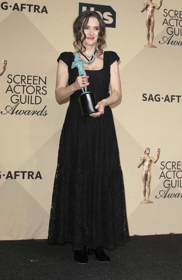 2017年の全米映画俳優組合賞授賞式では、上品なブラックレースドレス