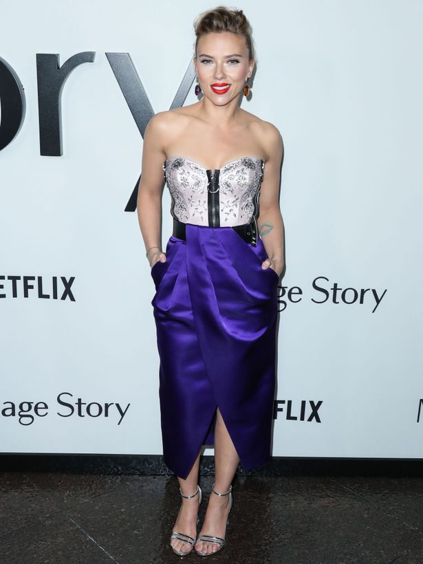 昨年11月に行われた『マリッジ・ストーリー』(19)のLAプレミアにて。太いベルトに、紫のスカートが特徴的なこのドレスはルイ・ヴィトン(Louis Vuitton)