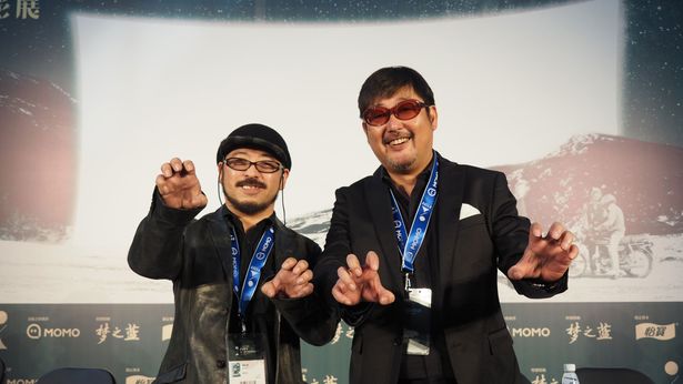 左が清水崇監督。楽しそうな右は、本作の企画プロデューサー・紀伊宗之氏