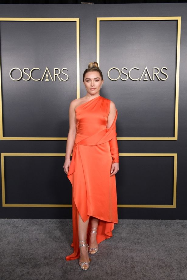 助演女優賞ノミネートのフローレンス・ピューは鮮やかなオレンジドレスで参加