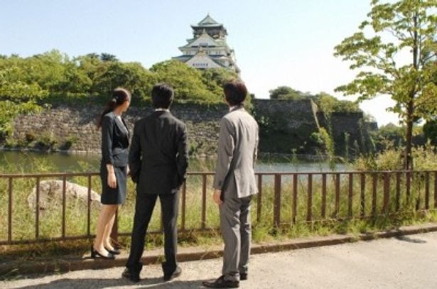 大阪城を見上げる3人。それぞれの思いは？