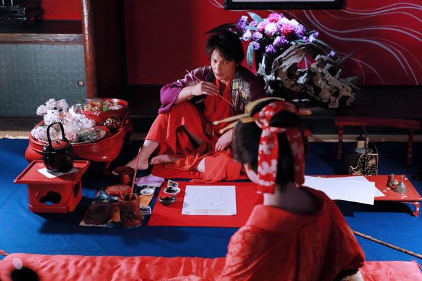 【写真を見る】美人画の大家、喜多川歌麿を演じる玉木宏。真っ赤な着物姿と花が似合う…！