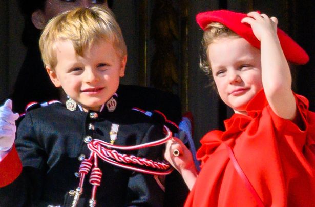 モナコの双子の子どもたちが聖デヴォト祭にサングラス姿で登場