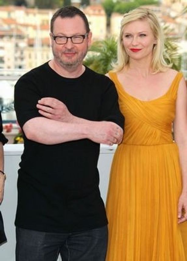 キルスティンはラース・フォン・トリアー監督(左)のカンヌ国際映画祭コンペティション部門出品作『Melancholia』で主演を務めている