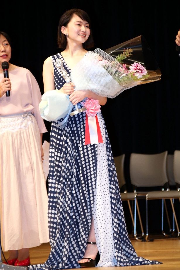 【写真を見る】麗しい！新人賞受賞の山田杏奈はドットの勝負ドレスで登壇＜写真17点＞