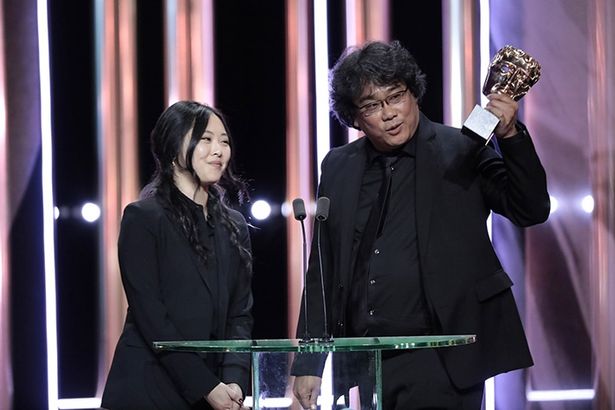 ポン・ジュノ監督は外国語映画賞と脚本賞を受賞