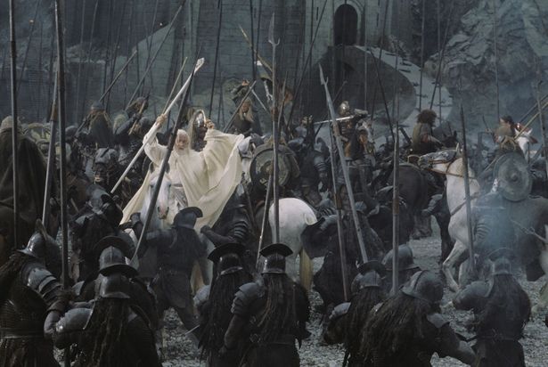 『ロード・オブ・ザ・リング/二つの塔』(02)より、仲間の窮地に白のガンダルフが援軍を連れて駆けつける！