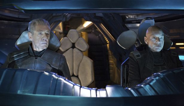 『X-MEN：フューチャー＆パスト』(14)をはじめ、『X-MEN』シリーズで磁力を操るマグニートを演じたマッケラン(左)