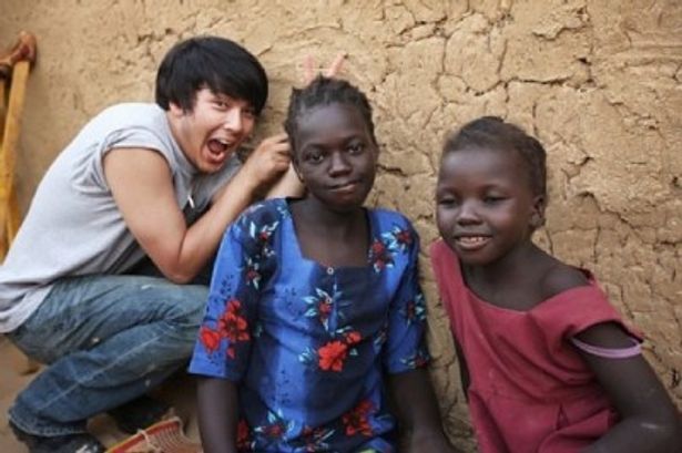 【写真】アフリカで子供たちと無邪気に触れ合うパク・ヨンハ
