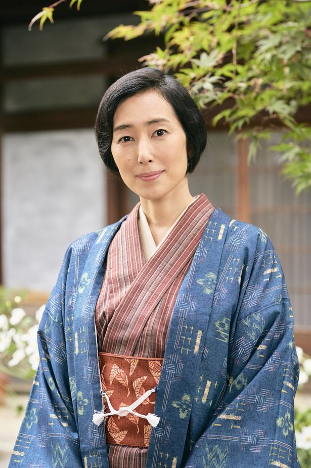 木村多江演じる妻の静江が着ているのは、かすり柄の和服