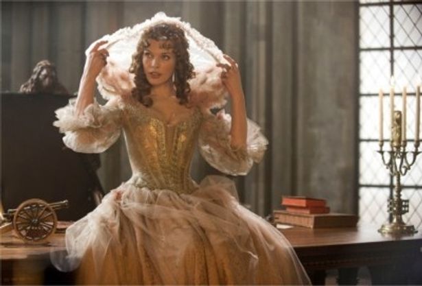 【写真】17世紀のゴージャスなドレスを身にまとい、アクションを披露しているミラ・ジョヴォヴィッチ