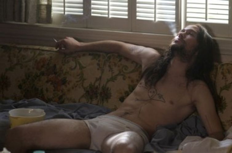 人気急上昇中の爽やか俳優がヒゲに長髪 パンツ一丁のメタル野郎に変身 最新の映画ニュースならmovie Walker Press