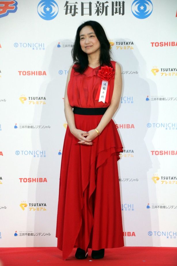 【写真を見る】池脇千鶴、赤のロングドレスの全身ショット<写真18点>