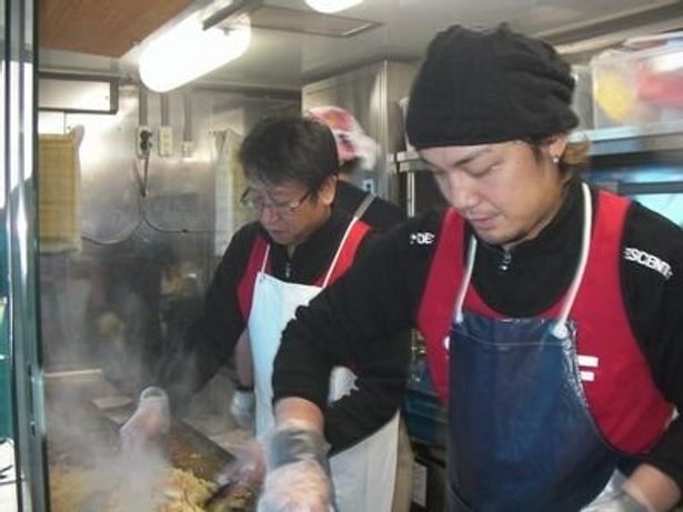 【写真】現地で焼きそばの炊き出しを行う声援団メンバー。他にも本を読んだり、歌を歌ったり、声優らしい方法で被災者を応援