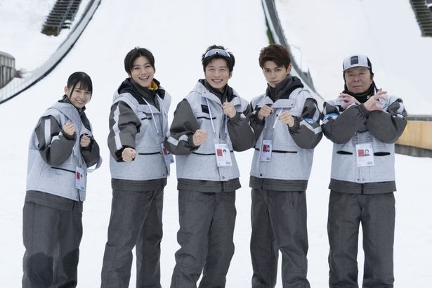 【写真を見る】長野五輪スキージャンプの感動秘話を描く『ヒノマルソウル』！雪深い撮影現場からチームワーク抜群の写真が到着