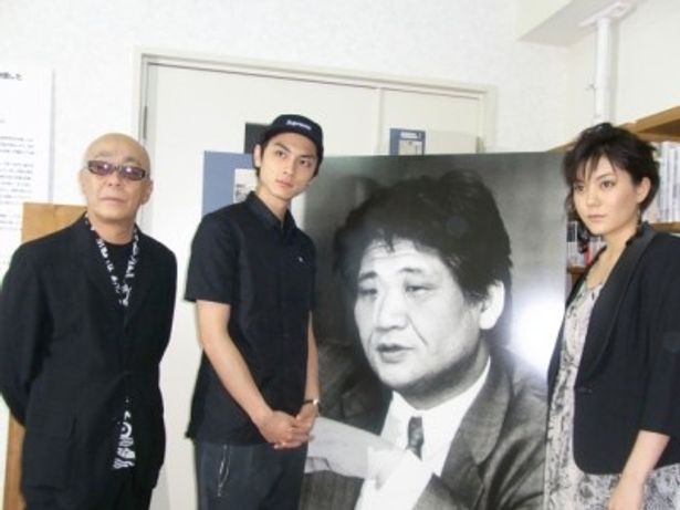 中上健次資料室を訪れた、左から廣木隆一監督、高良健吾、鈴木杏