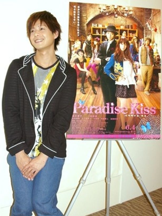 大政絢演じる実和子(ポスター左から3番目)のポーズを。撮影現場では実和子のセリフにはまっていたそうだ