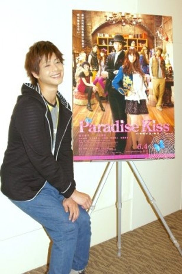 加藤夏希演じる麻生香(ポスター左端)のポーズを可愛らしくきめる