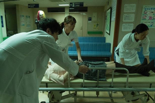 怪我を負った女性・川崎の処置のため開かずの手術室に足を踏み入れるとそこには…