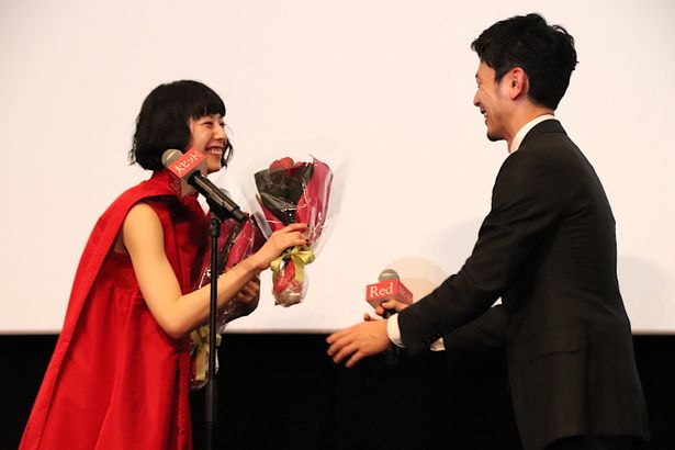 【写真を見る】妻夫木聡、夏帆に真っ赤なバラの花束をプレゼント！