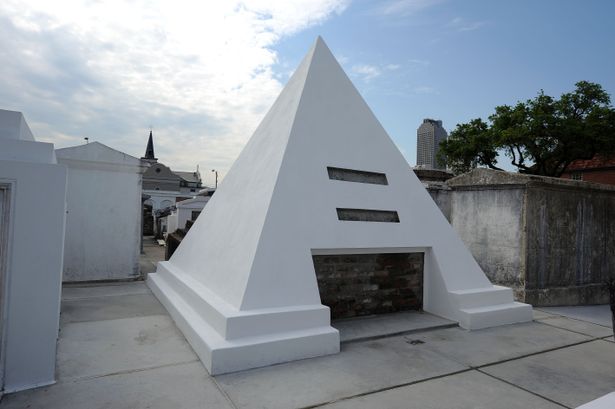 ニコラスは2010年に、自分用に3メートル近いピラミッド型の墓を購入した
