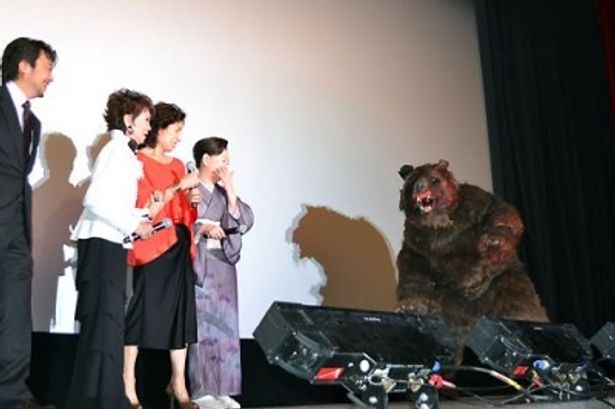 【写真】劇中でも大暴れする熊の登場に驚く一同