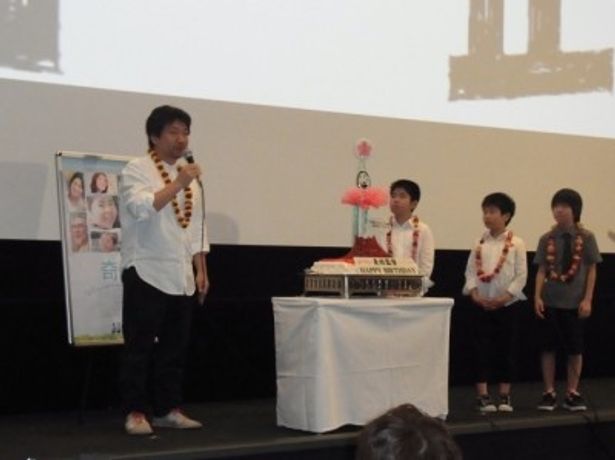 6月6日に49歳の誕生日を迎える是枝裕和監督へ、サプライズで子供たちから桜島ケーキが贈られた