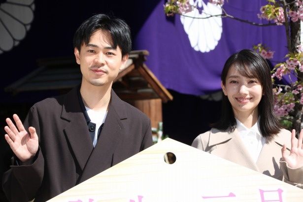 『弥生、三月 -君を愛した30年-』で共演した波瑠と成田凌