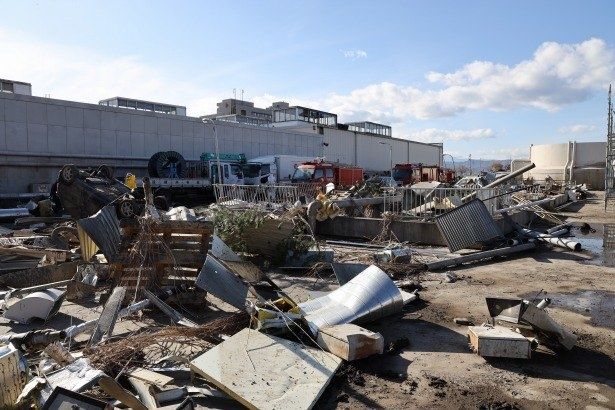 【写真を見る】生々しい津波の爪あとを再現…忠実に再現された原子炉建屋のオープンセット