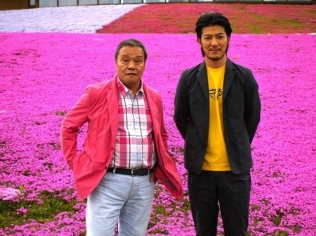 玉山鉄二演じる奥津京介の家の撮影を行ったサンピラーパーク内で、咲き乱れる芝桜をバックに
