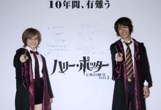 ハリーファンの高橋愛と、全シリーズでハリー・ポッターの日本語吹替を務めた小野賢章(右)
