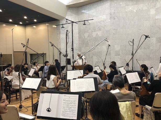 【写真を見る】岩代太郎の指揮のもと、オーケストラによって『Fukushima 50』の楽曲が奏でられていく