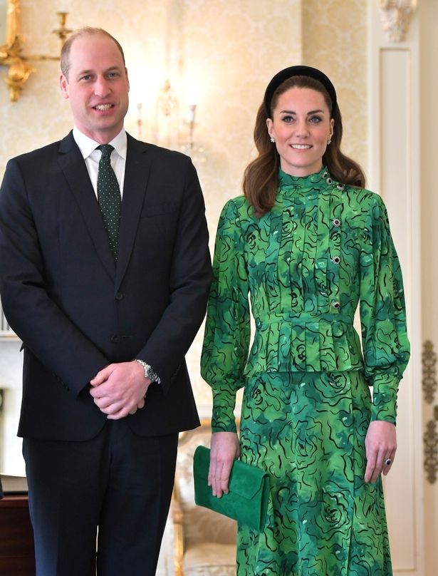 【写真を見る】キャサリン妃、訪問国とエリザベス女王に敬意を表した、グリーンの完璧ファッション！夫婦コーデまでばっちり