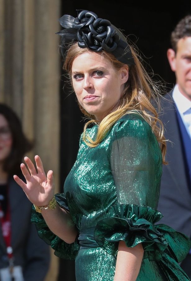 以前ベアトリス王女がエリー・ゴールディングの挙式で着ていたものとそっくり！
