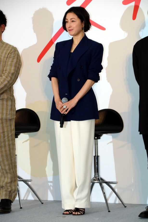 【写真を見る】広末涼子はマニッシュなパンツスタイルで登壇