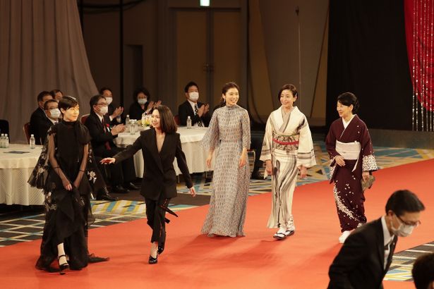 左から、優秀主演女優賞のシム・ウンギョン、二階堂ふみ、松岡茉優、宮沢りえ、吉永小百合
