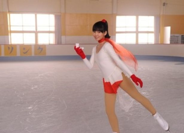 レオタード姿で軽快にスケートをしながら、山田孝之演じる主人公にアドバイスする謎の少女を演じる二階堂ふみ