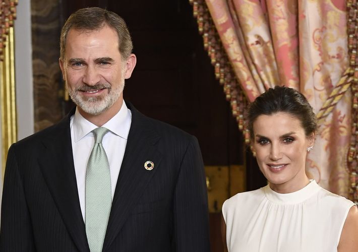 スペインのレティシア王妃夫妻、コロナウイルス感染者と接触で検査