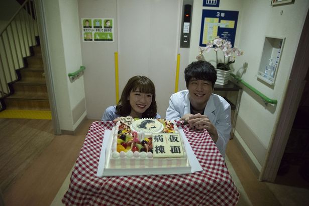 坂口とスタッフが永野の似顔絵が入った特注のケーキで永野の誕生日を祝福した