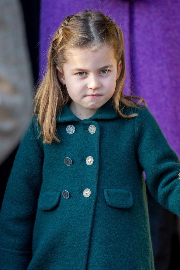 【写真を見る】スーパーで目撃されたキャサリン妃一家！シャーロット王女はクリスマス礼拝の着回しコート
