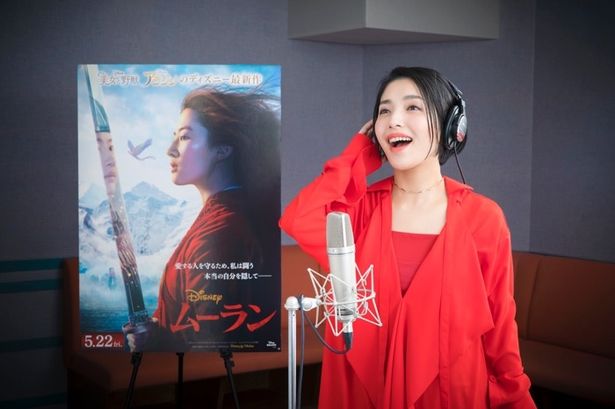 【写真を見る】本作の日本版主題歌「リフレクション」を歌うのは歌手の城南海！