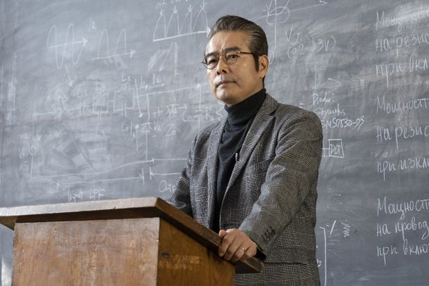 次世代エネルギーの第一人者である小田部教授を演じるのは勝野洋