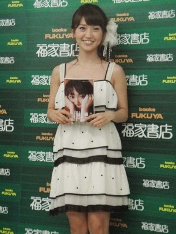 1stフォトブック「優子」の発売を記念し、握手会を開催した大島優子