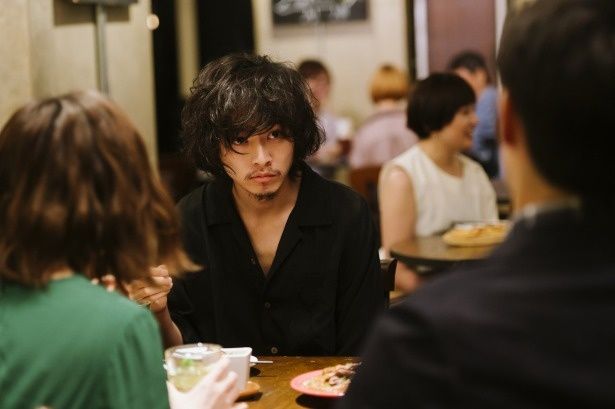 青山(伊藤沙莉)に誘われ、業界人が集まる飲み会に参加する永田