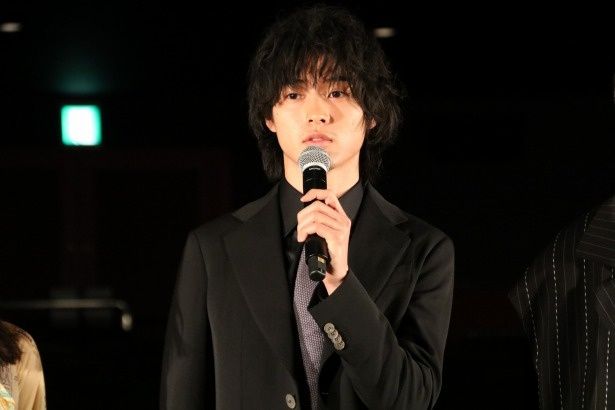 『劇場』の完成披露イベントに登壇した山崎賢人