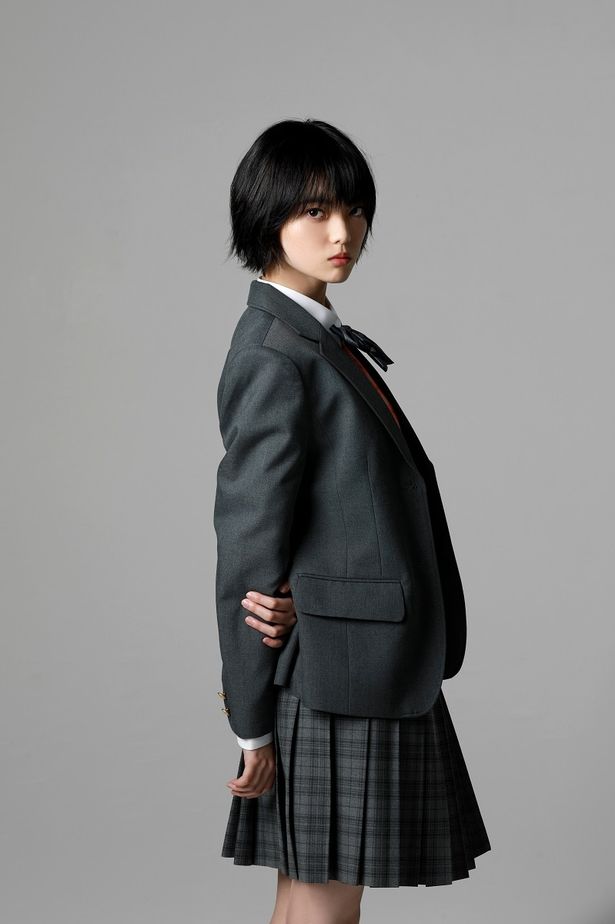 【写真を見る】元欅坂46の平手友梨奈は“呪いの力”を持つ女子高生役。ブレザー×チェックの制服姿も必見